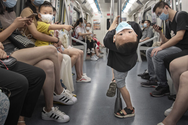 Zhou Jianrong - kids-running-for-the-subway-4